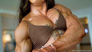 Hunter Henderson Huge Female Bodybuilder Video MuscleAngels.com